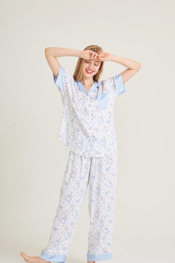 ชุดนอนผู้หญิง JOSILINS เซตแขนสั้นขายาว Alice in Wonderland สีขาว