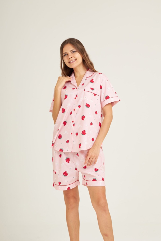 ชุดนอนผู้หญิง JOSILINS เซตแขนสั้นขาสั้น Fruity cutie: Strawberry Daisy สีเทา และสีชมพูอ่อน ไซส์ F และ ไซส์พลัส