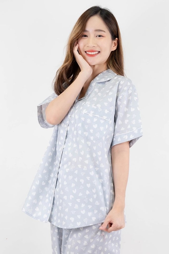 ชุดนอนผู้หญิง JOSILINS เซตแขนสั้นขาสี่ส่วน Mini Heart สีชมพู และสีเทาอ่อน